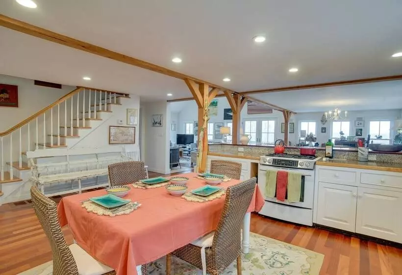 Beautiful Aquinnah Home: Ocean View, Walk To Beach
