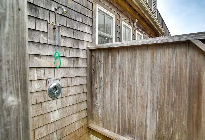 Beautiful Aquinnah Home: Ocean View, Walk To Beach