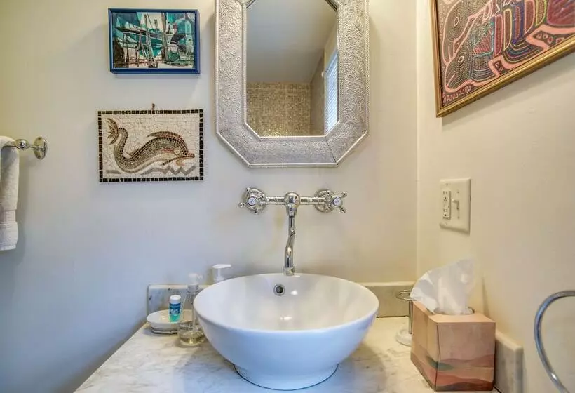 Beautiful Aquinnah Home: Ocean View, Walk To Beach