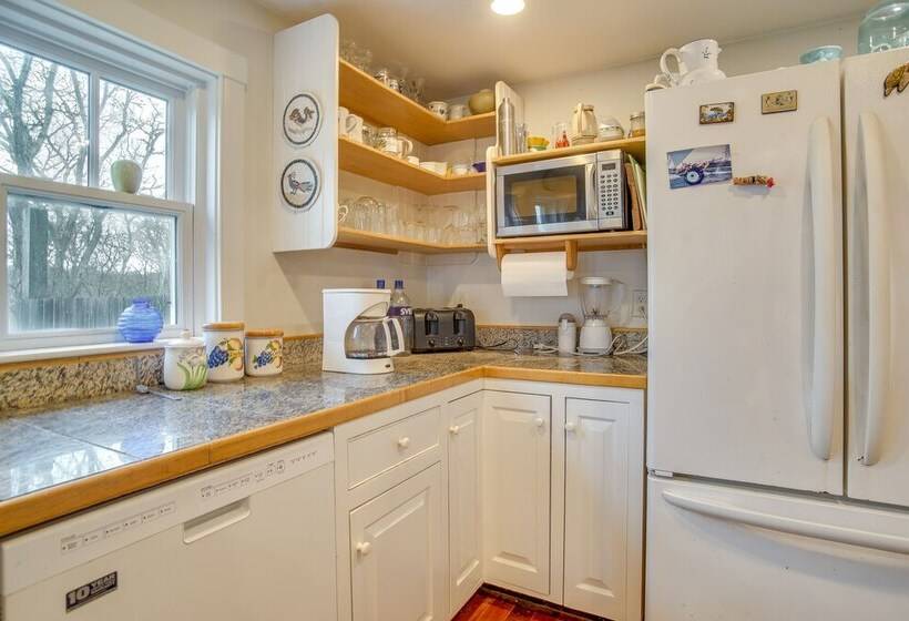 Beautiful Aquinnah Home: Ocean View, Walk To Beach
