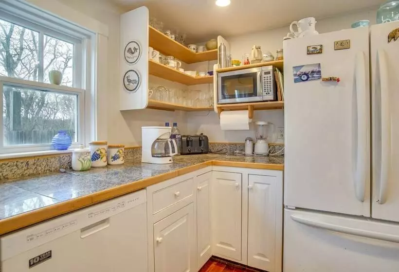 Beautiful Aquinnah Home: Ocean View, Walk To Beach