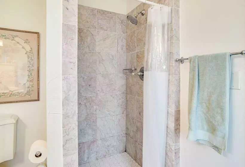 Beautiful Aquinnah Home: Ocean View, Walk To Beach