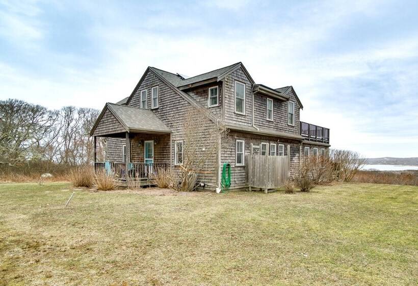Beautiful Aquinnah Home: Ocean View, Walk To Beach