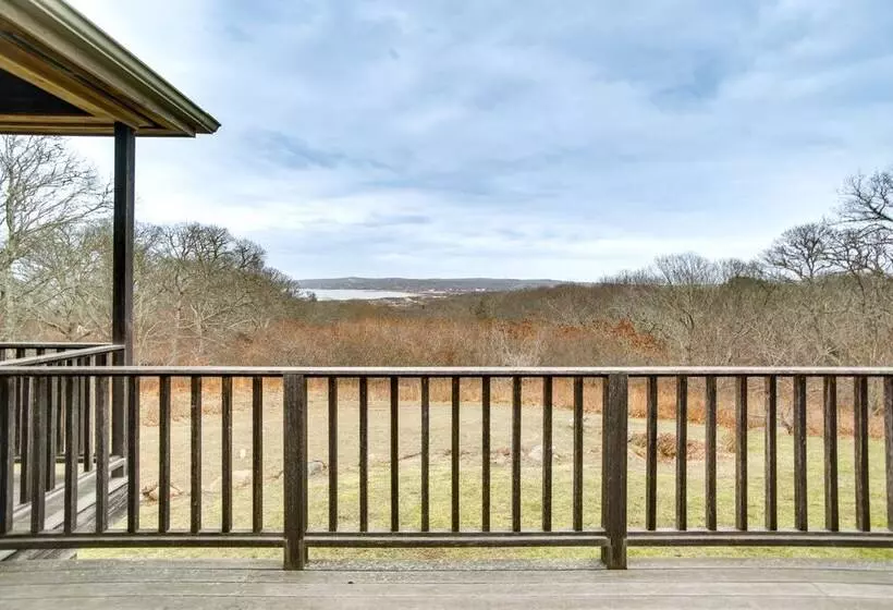 Beautiful Aquinnah Home: Ocean View, Walk To Beach