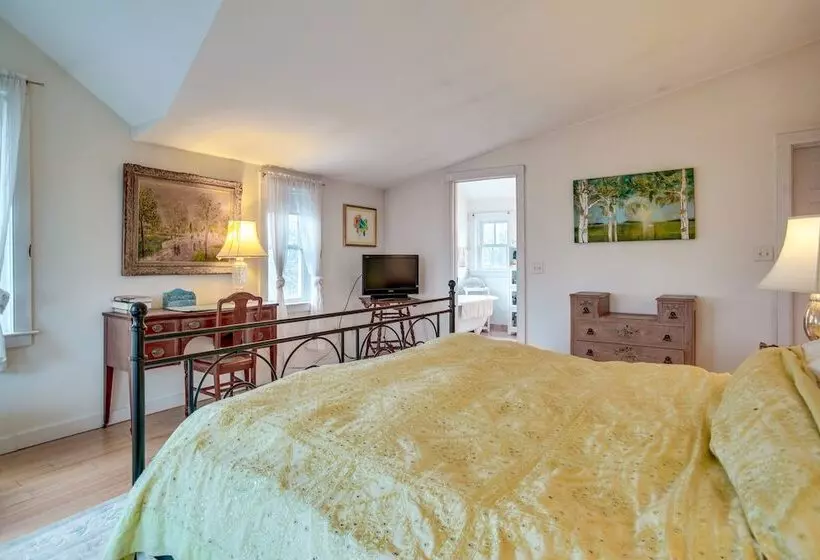 Beautiful Aquinnah Home: Ocean View, Walk To Beach