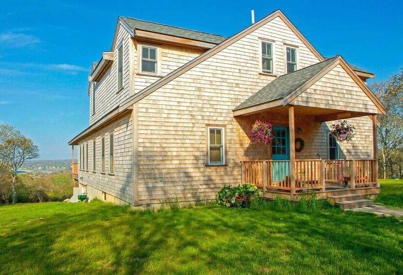 Beautiful Aquinnah Home: Ocean View, Walk To Beach