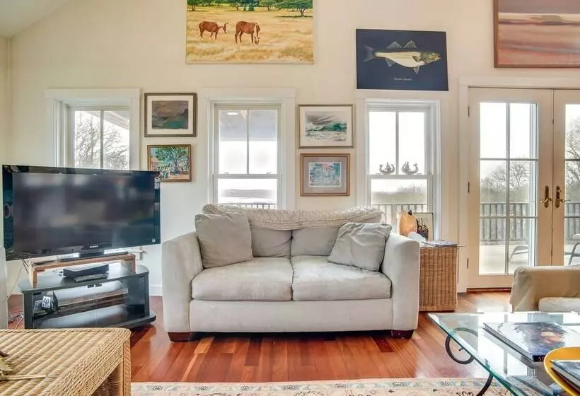 Beautiful Aquinnah Home: Ocean View, Walk To Beach