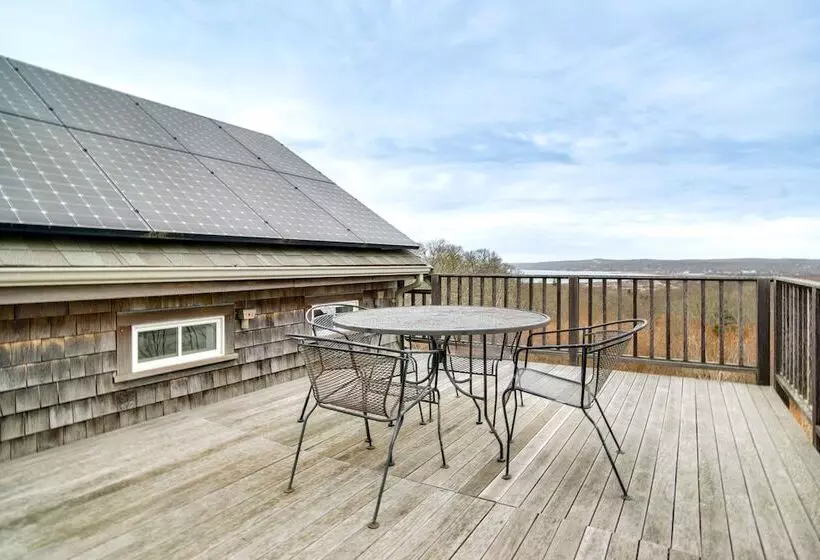 Beautiful Aquinnah Home: Ocean View, Walk To Beach