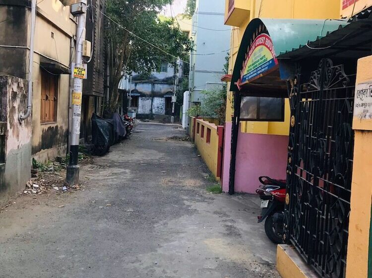 ホテル Biswabani Guest House