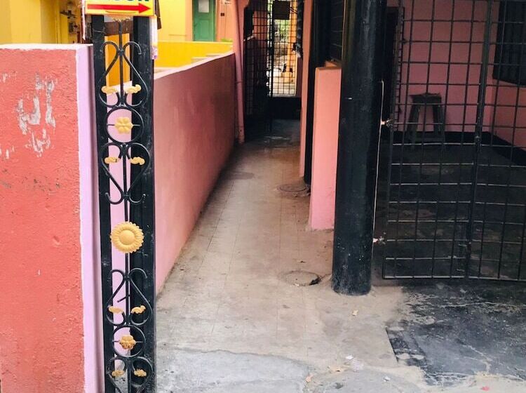 ホテル Biswabani Guest House