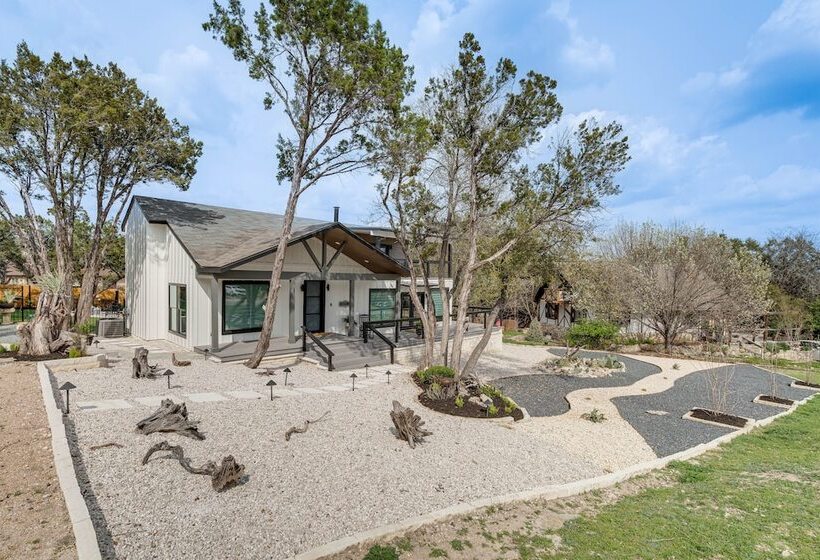 Lago Vista Home W/ Putting Green, Pool, & Jacuzzi