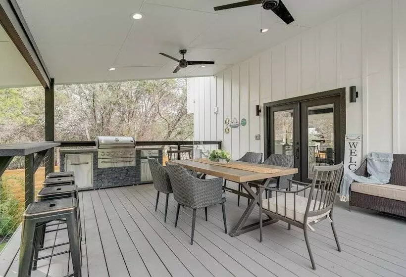 Lago Vista Home W/ Putting Green, Pool, & Jacuzzi