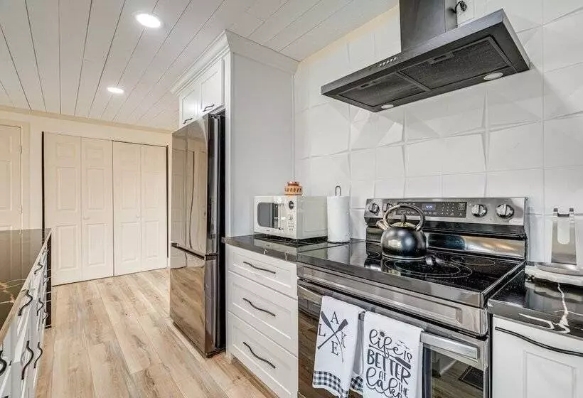 Lago Vista Home W/ Putting Green, Pool, & Jacuzzi