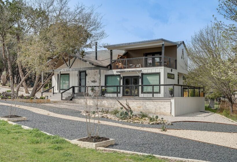 Lago Vista Home W/ Putting Green, Pool, & Jacuzzi