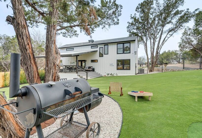 Lago Vista Home W/ Putting Green, Pool, & Jacuzzi