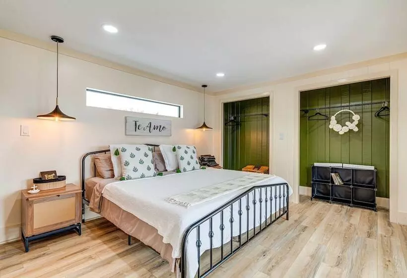 Lago Vista Home W/ Putting Green, Pool, & Jacuzzi