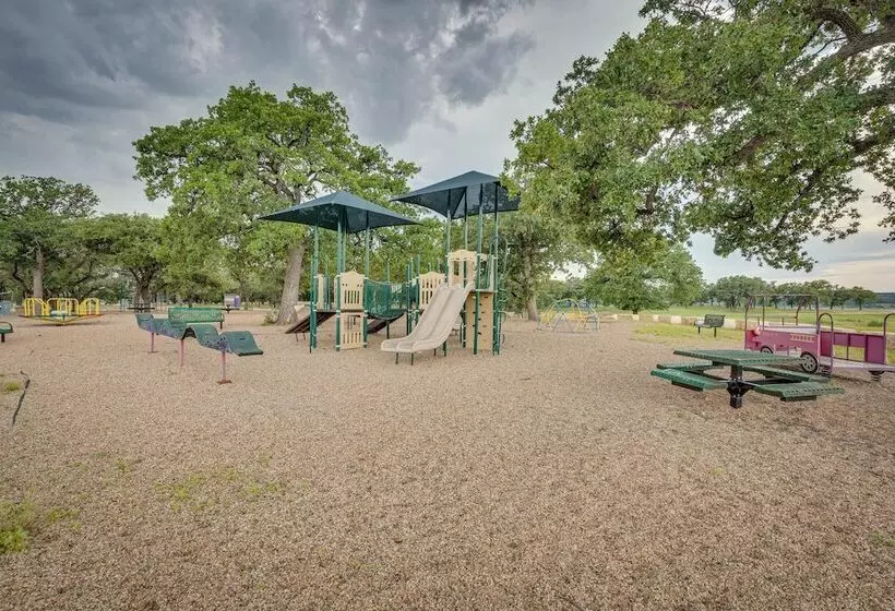Lago Vista Home W/ Putting Green, Pool, & Jacuzzi
