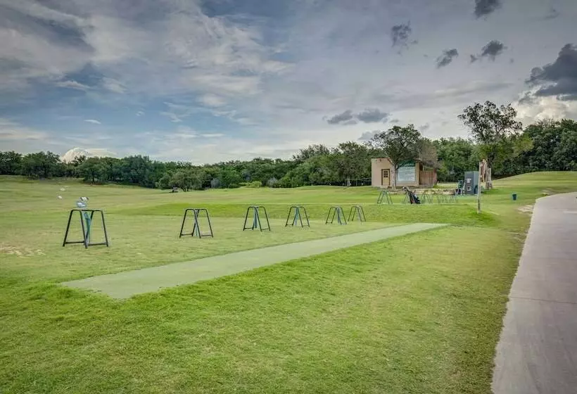 Lago Vista Home W/ Putting Green, Pool, & Jacuzzi