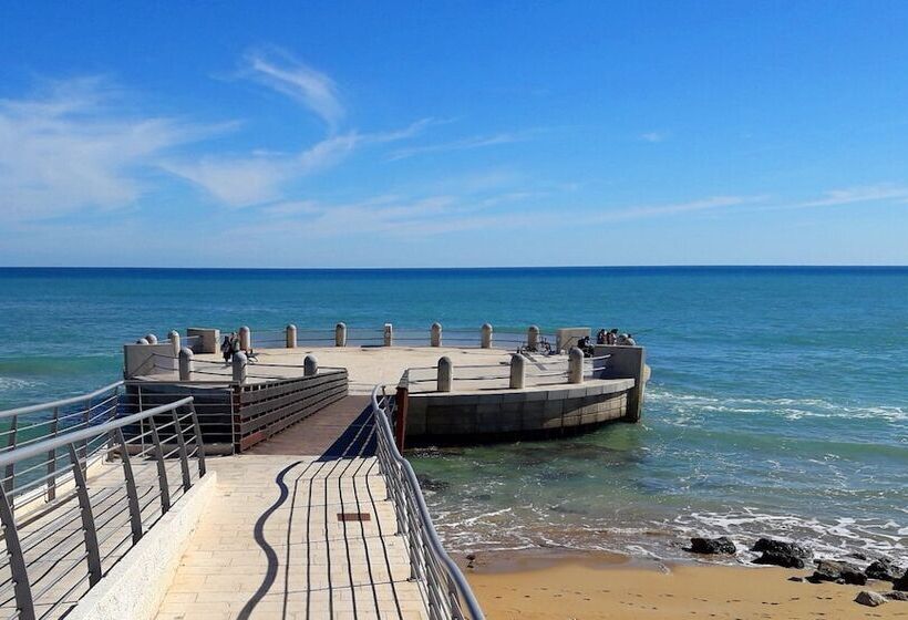 پانسیون Avola Opera House