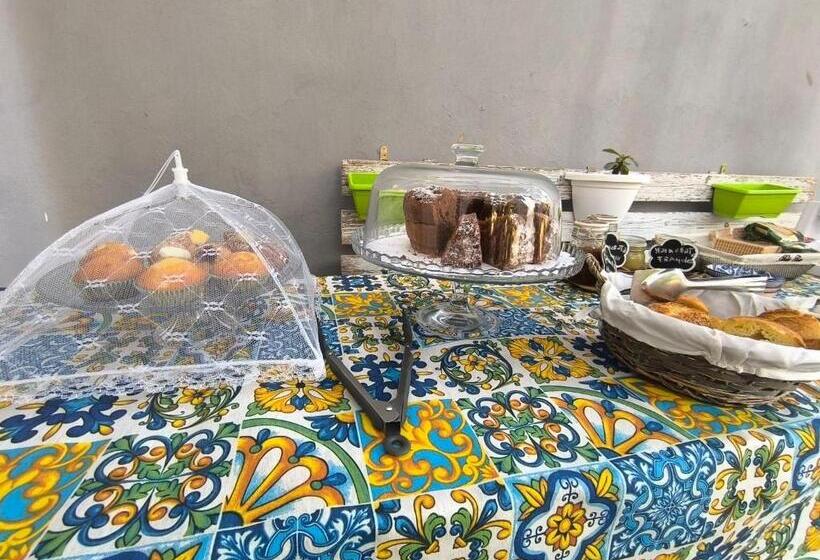 پانسیون Avola Opera House