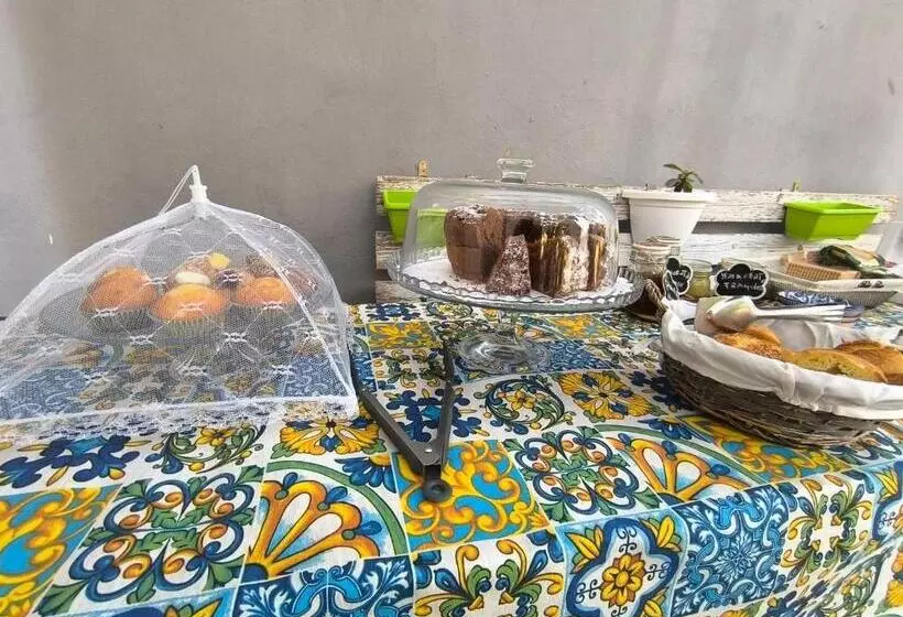 پانسیون Avola Opera House