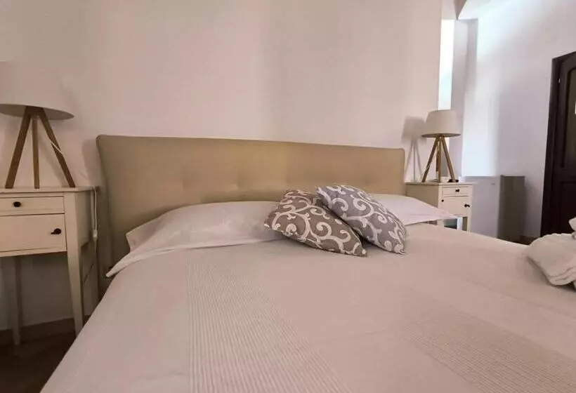 پانسیون Avola Opera House