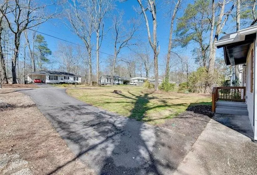 Pet Friendly Mableton Home W/ Grill & Fire Pit!