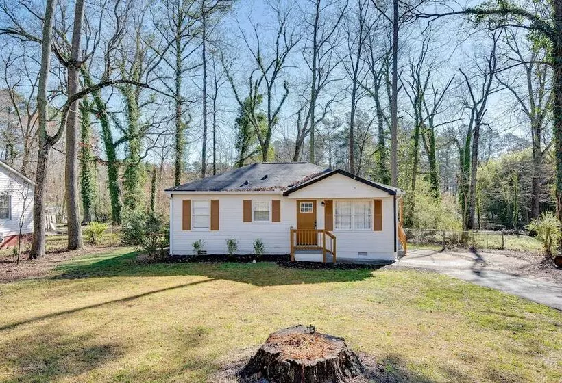 Pet Friendly Mableton Home W/ Grill & Fire Pit!