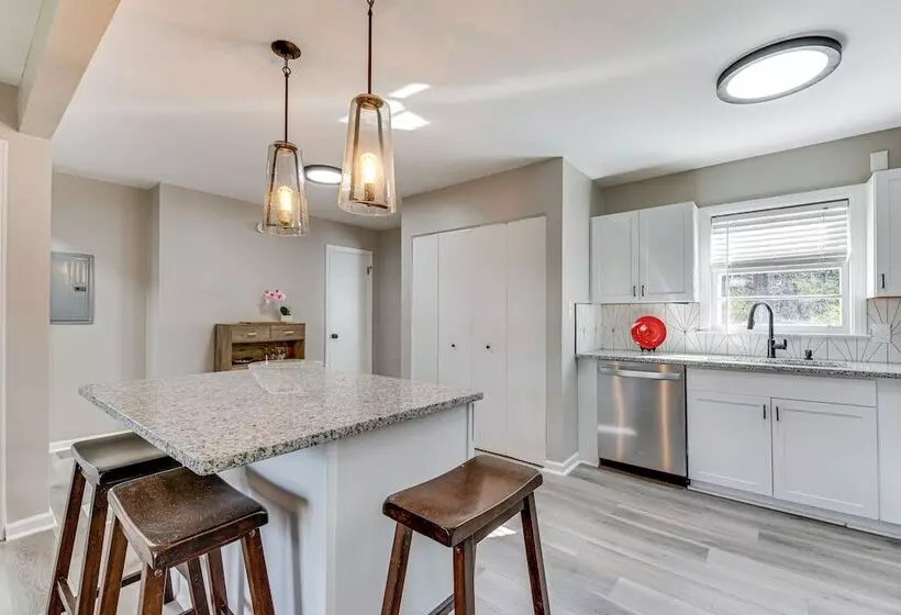 Pet Friendly Mableton Home W/ Grill & Fire Pit!