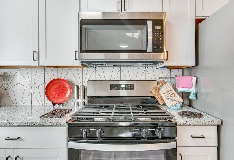 Pet Friendly Mableton Home W/ Grill & Fire Pit!