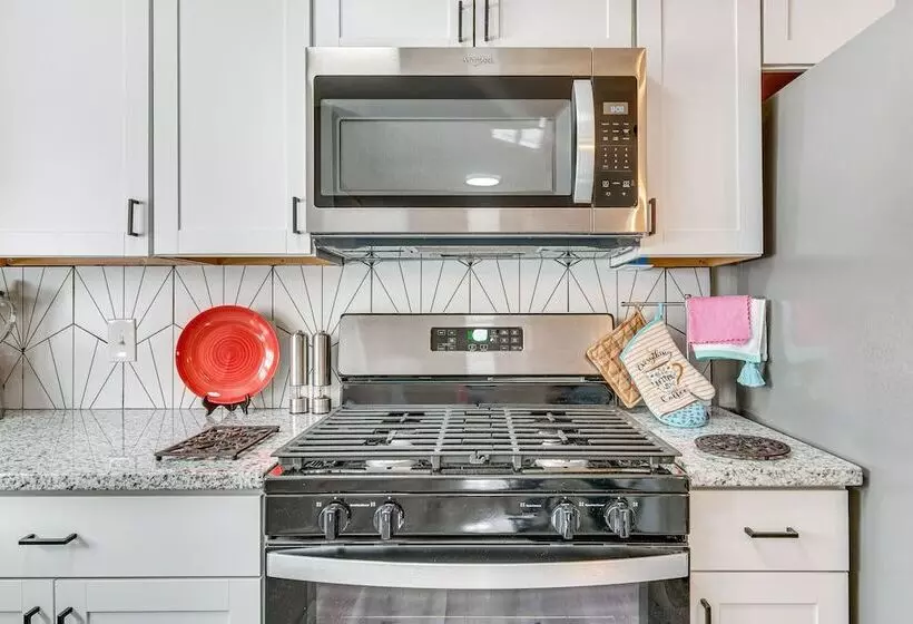 Pet Friendly Mableton Home W/ Grill & Fire Pit!