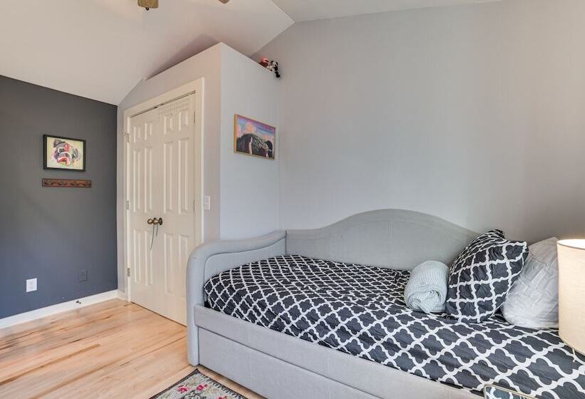 Serene Suttons Bay Home W/ Fire Pit & Wooded Yard