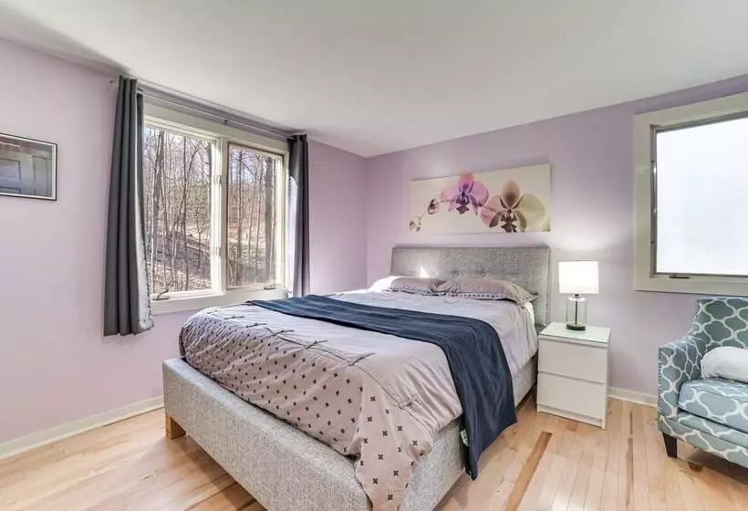 Serene Suttons Bay Home W/ Fire Pit & Wooded Yard