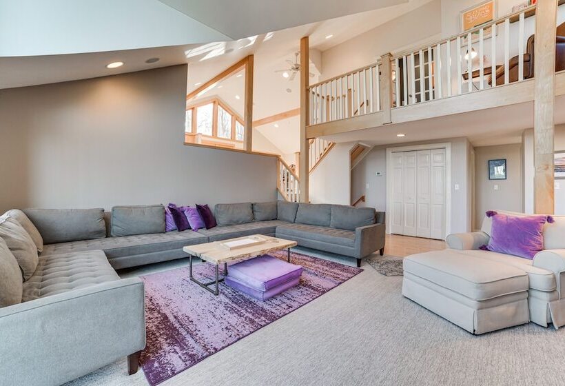 Serene Suttons Bay Home W/ Fire Pit & Wooded Yard