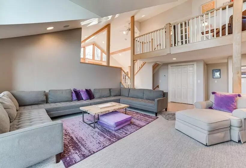 Serene Suttons Bay Home W/ Fire Pit & Wooded Yard