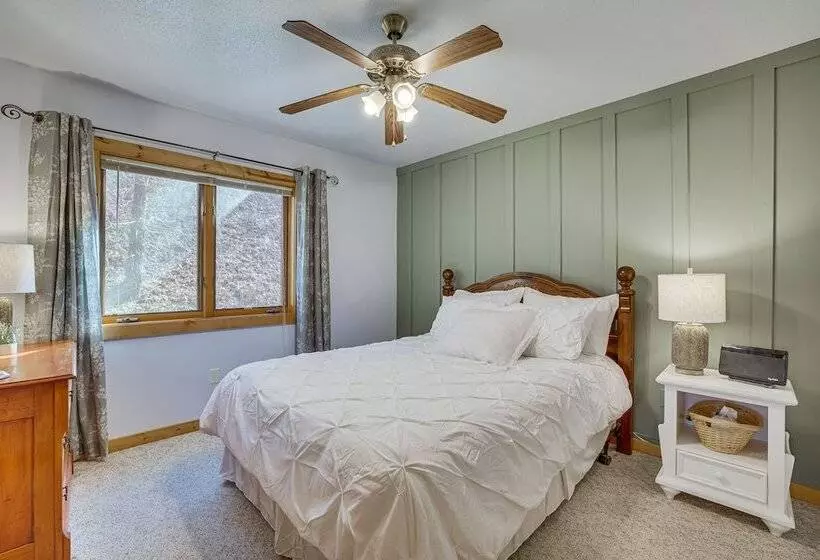 Spacious Stoddard Retreat On Mississippi River!