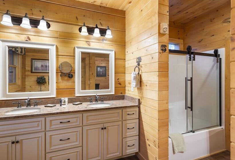 Teals Treasure Secluded Lakeside Cabin For 8!