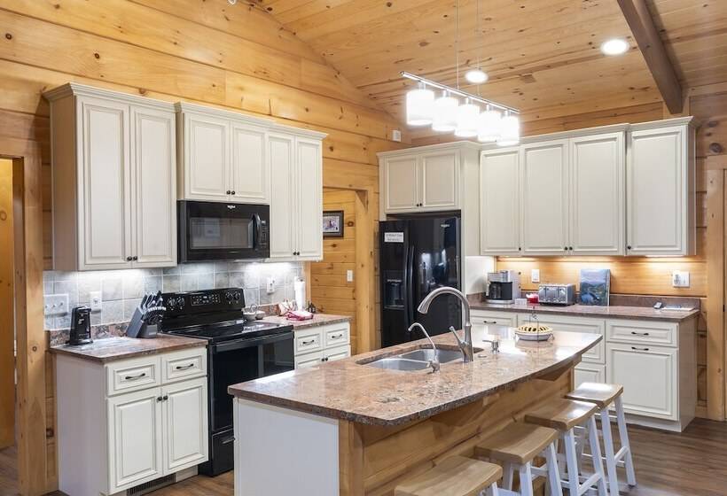 Teals Treasure Secluded Lakeside Cabin For 8!