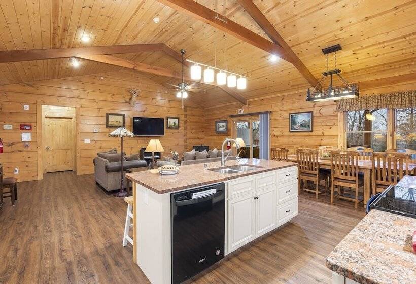 Teals Treasure Secluded Lakeside Cabin For 8!