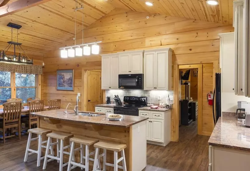 Teals Treasure Secluded Lakeside Cabin For 8!