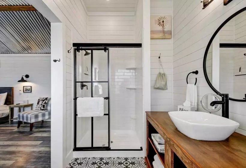 The Windmill Breathtaking Hill Country Views!