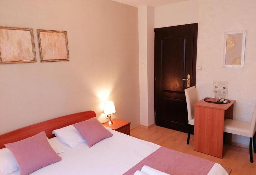 هتل Petkov Family