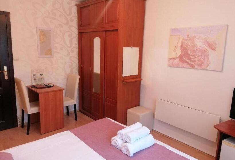 هتل Petkov Family