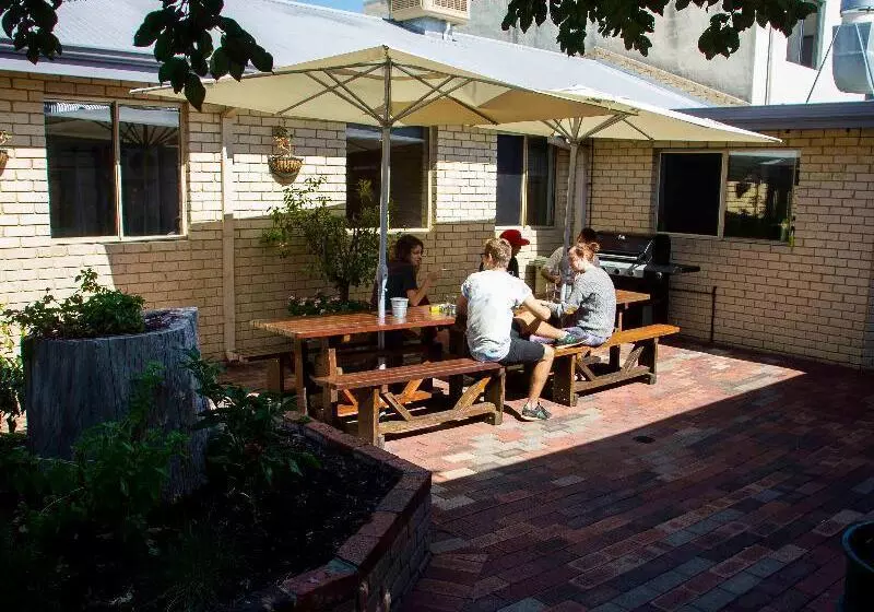 Shiralee Hostel  Note   Valid Passport Required To Check In - Perth