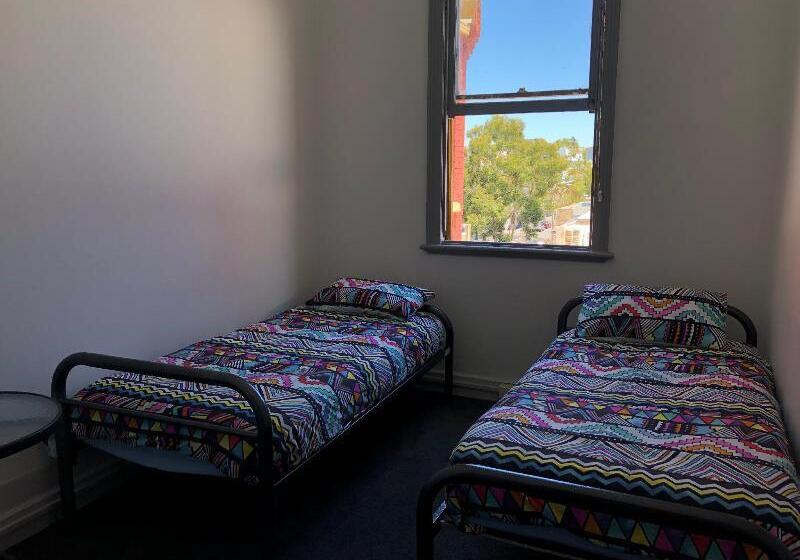 هاستل Britannia On William