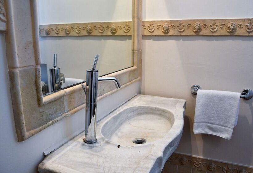 تختخواب و صبحانه Avanguardia Art Club