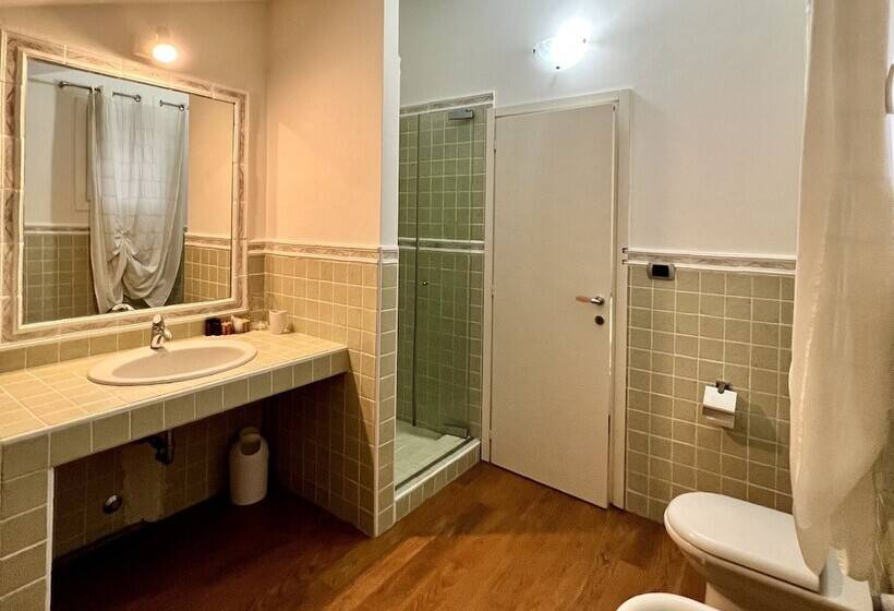 تختخواب و صبحانه Avanguardia Art Club