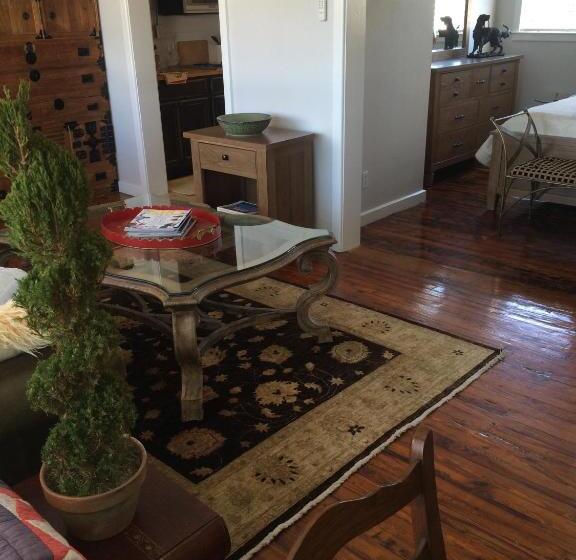 فندق Burns Square