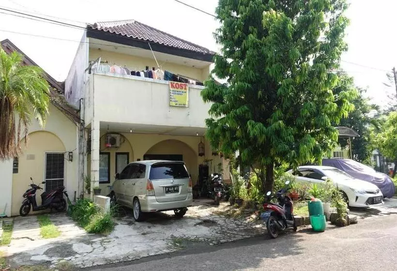 Hotelli Oyo 93836 Budi Residence 1