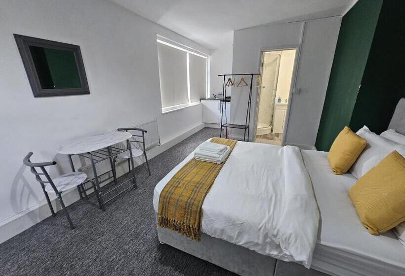 Pansiyon Livestay Affordable En Suite Studio Rooms In London, N14